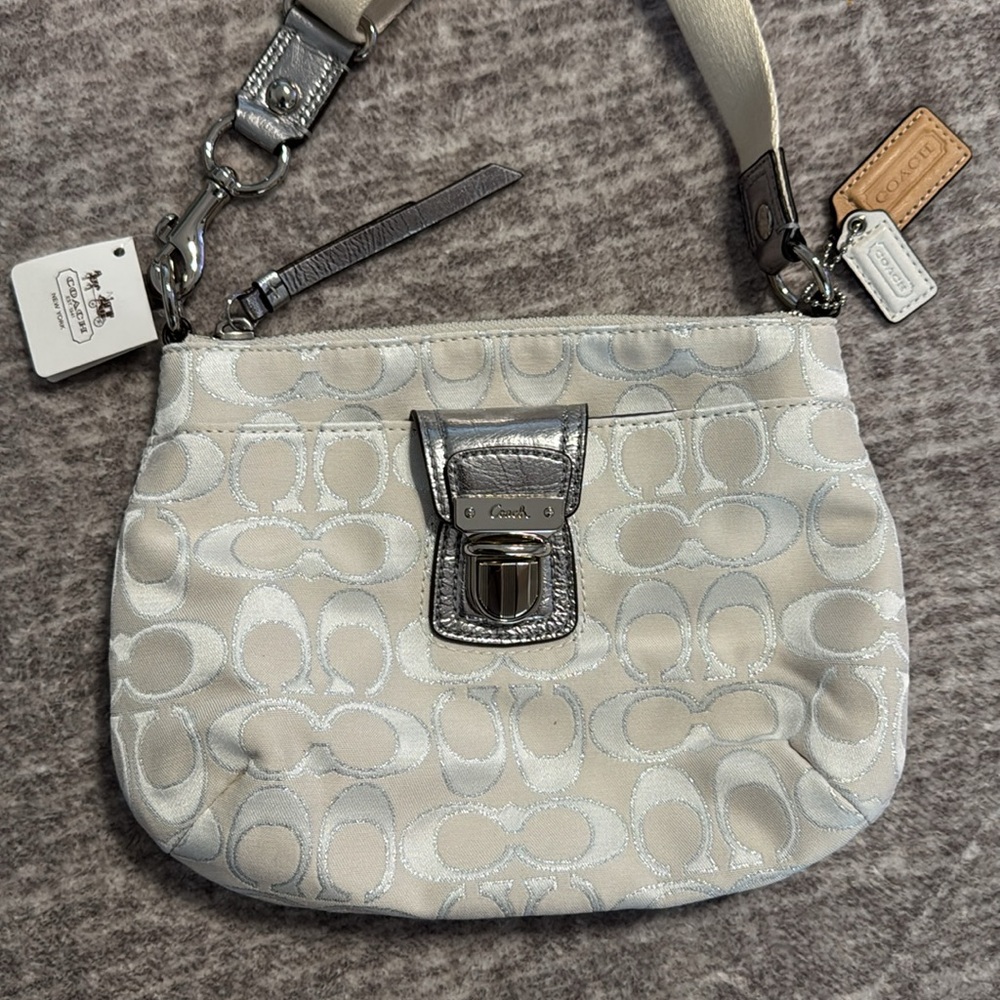 NWT Coach Poppy Signature Multi Swingpack Bag Crossbody Purse White Silver Cream - Picture 2 of 6